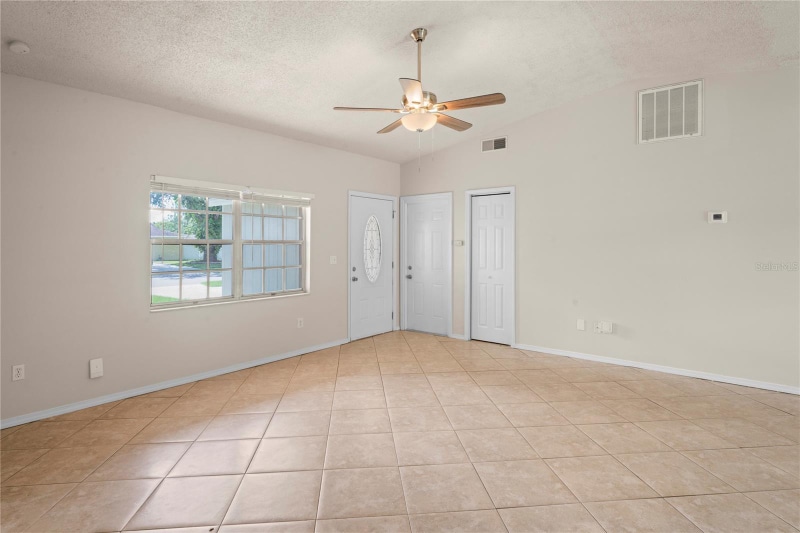 Building Photo - 4932 Hi Vista Cir