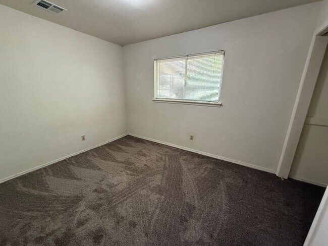 Building Photo - Three bedroom duplex with vinyl flooring. ...