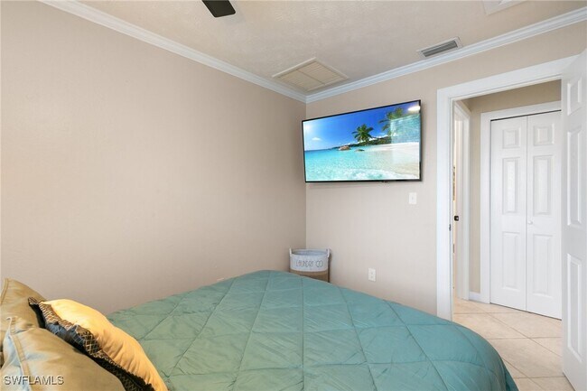 Building Photo - 3830 SE 12th Ave