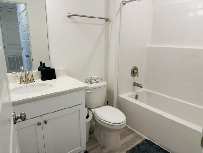 Building Photo - 40 Hawk St