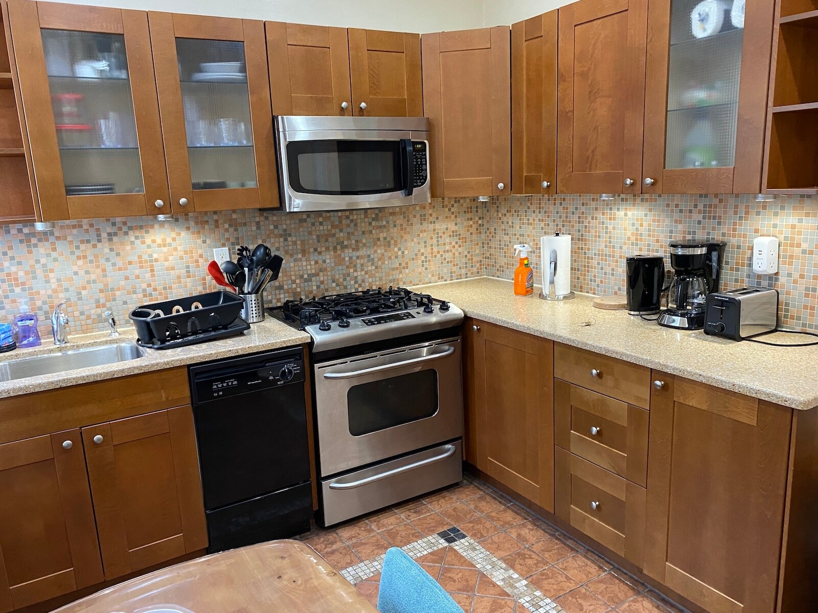 Kitchen appliances - 76 Romaine Ave