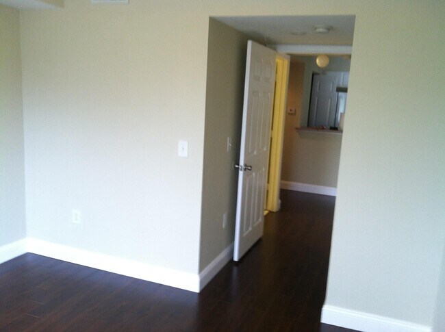 Building Photo - 171 SW Palm Dr