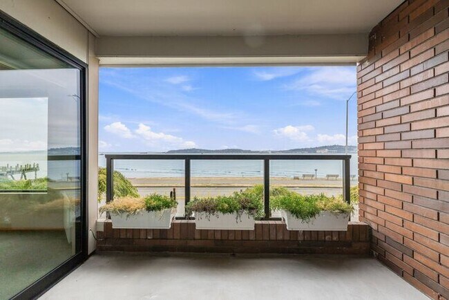 Building Photo - Enormous Waterfront Alki Condo w/ Stunning Views