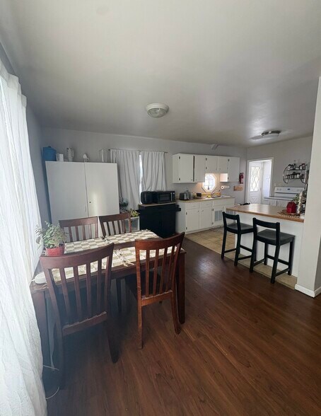 Building Photo - 2009 E 6th St