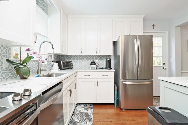 Building Photo - Beautiful Greenbrier Heights Home With Fen...