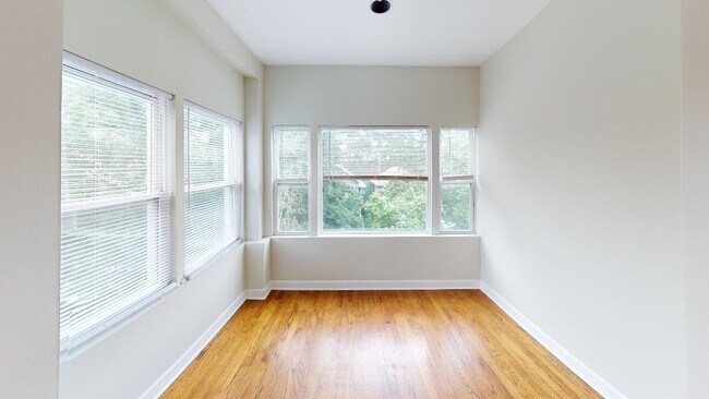Building Photo - Rogers Park 2 Bed 1 Bath! Available 7/1 / Dog Friendly / Laundry In Building