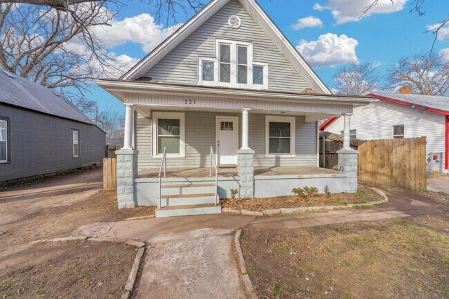 Building Photo - $750 - Studio / 1 bath - Beautiful newly renovated Multi-family home located in Delano