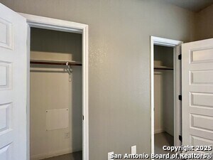 Building Photo - 913 E Seidemann St