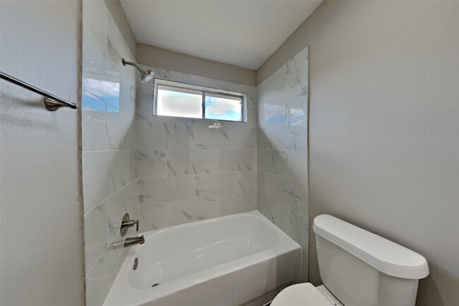 Building Photo - 3511 Glenhill Dr