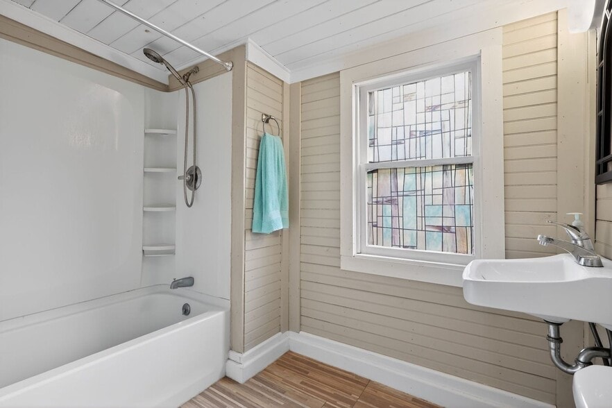 Building Photo - 992 N Maple St