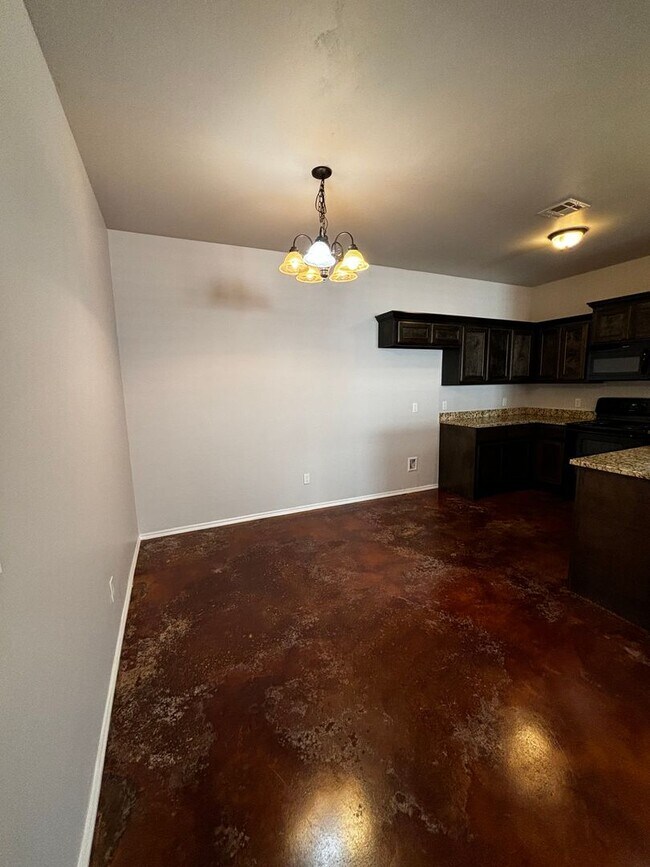 Building Photo - Move in Special!! 3BR 2BA duplex with 2 ca...