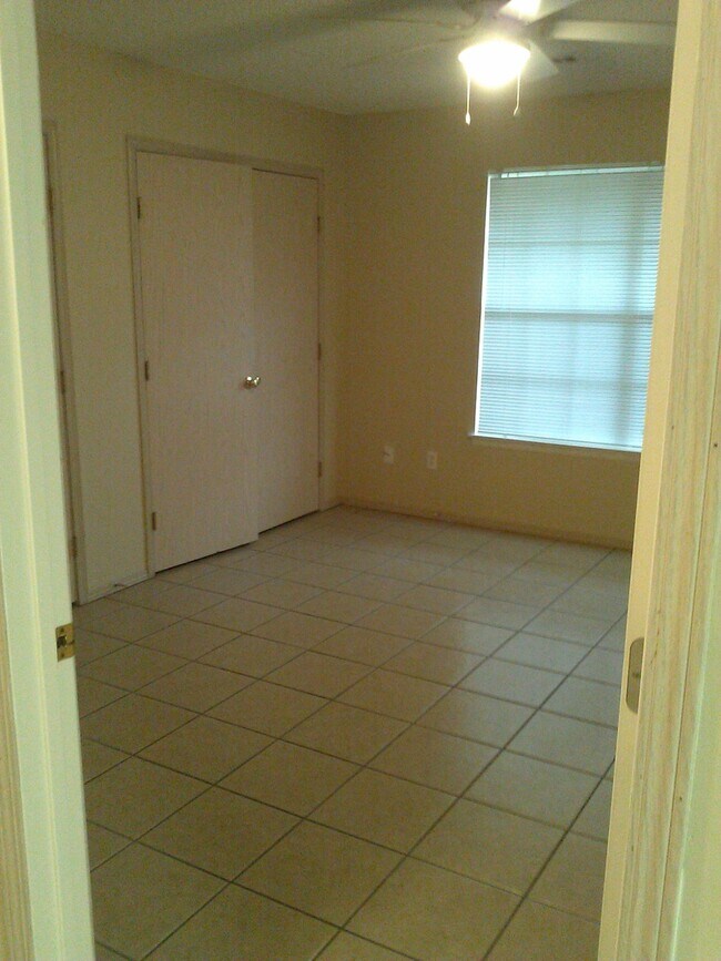 Building Photo - 182-184 Southwinds Drive