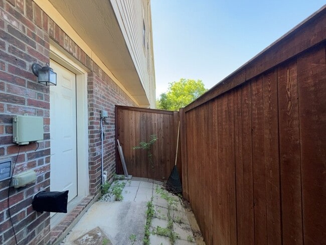 Building Photo - 902 E Glenn Crossett St
