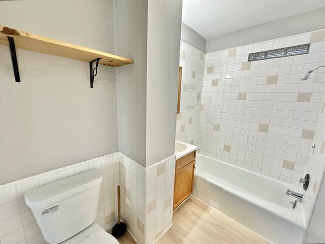 Building Photo - 1023 Hackett St