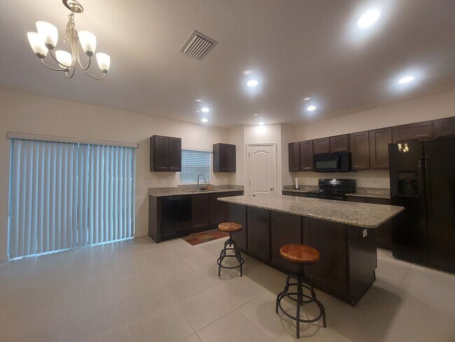 Building Photo - Beautiful 3 Bedroom 2 1/2 Bathroom House i...