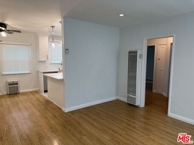 Building Photo - 4123 W Toluca Lake Ave