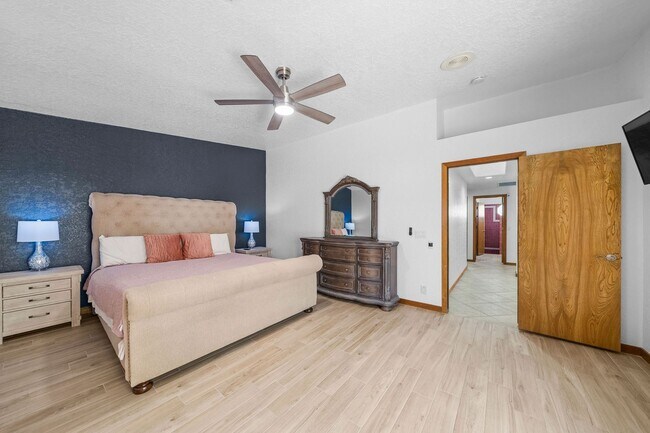 Building Photo - 4 Bedroom Pool Home on the Golf Course