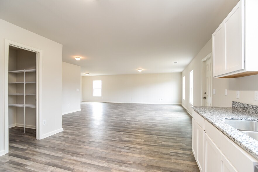 Building Photo - 4033 Lake Russell Dr