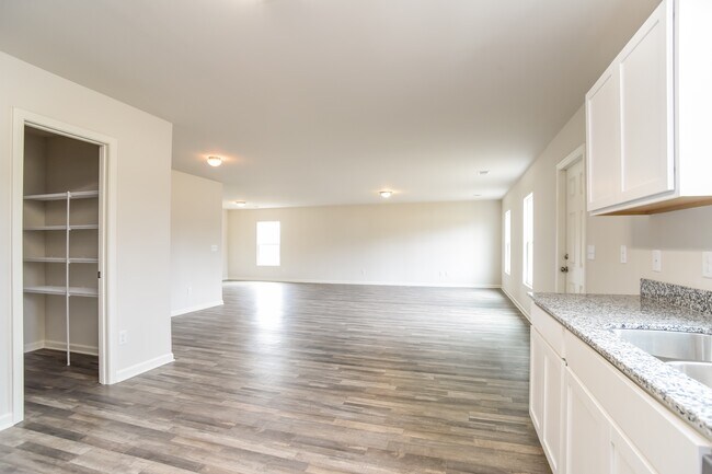 Building Photo - 4033 Lake Russell Dr