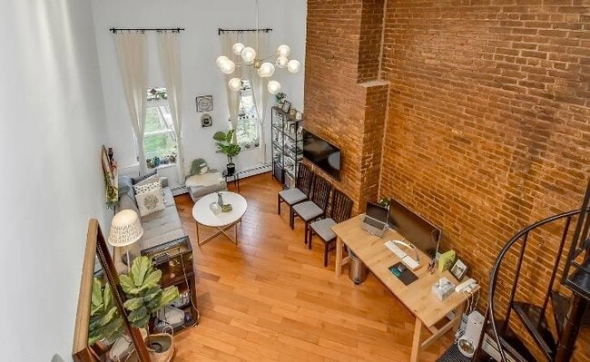 Building Photo - 212 9th St