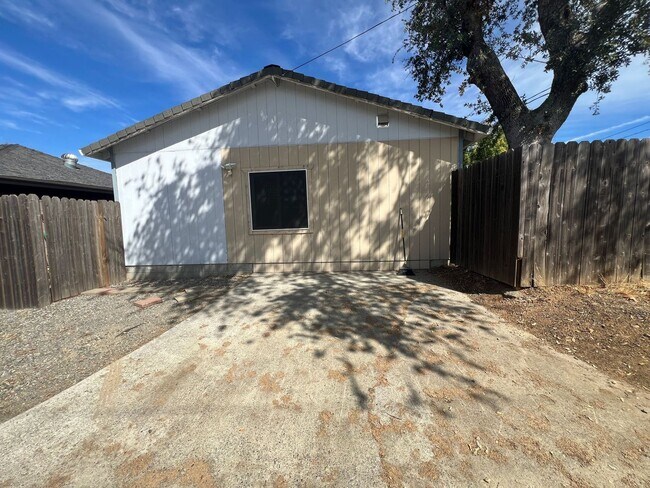 Building Photo - 240 Beverley Ave