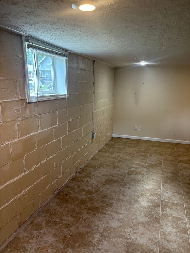Building Photo - 1437 E Edwards Ave