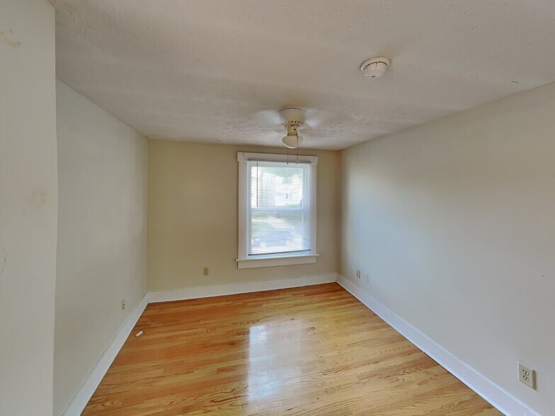 Building Photo - 167 E Norwich Ave