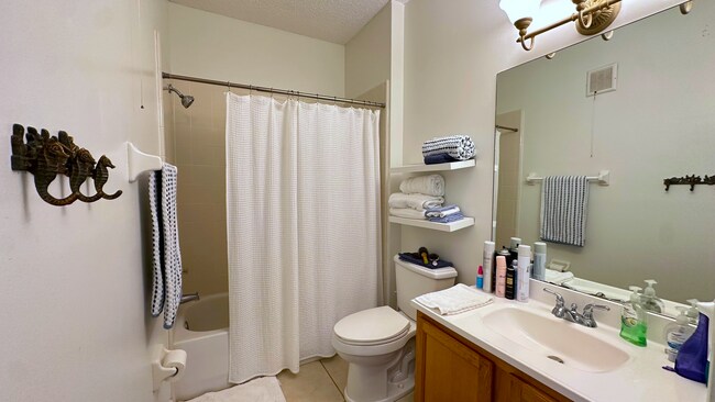 Building Photo - Gated Community, 3/2, Just Minutes to Beach!