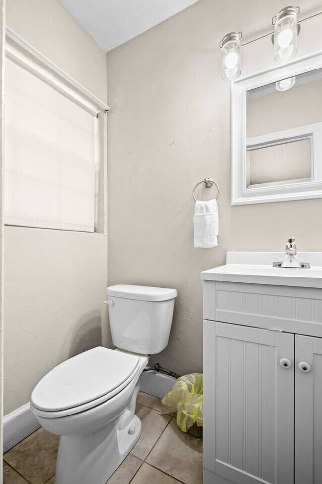 Building Photo - 1929 NW 7th Ln