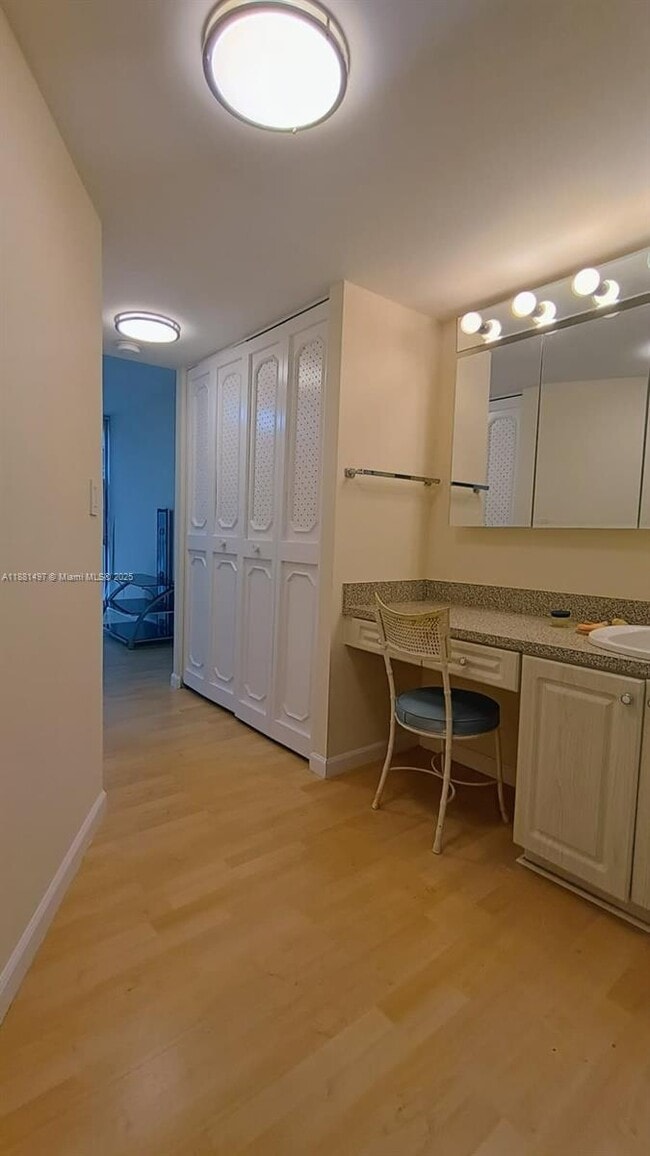 Building Photo - 3475 N Country Club Dr