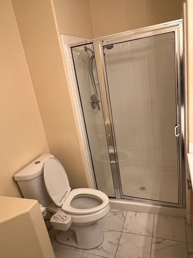 Building Photo - 6 bedroom Home With Pool and Basement