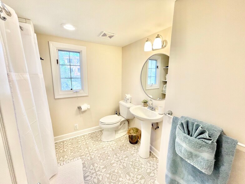 Building Photo - 1325 Willow Dr