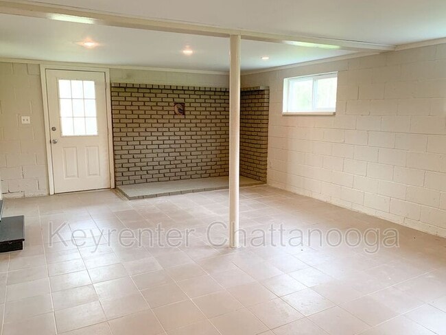 Building Photo - 1023 N Runyan Dr