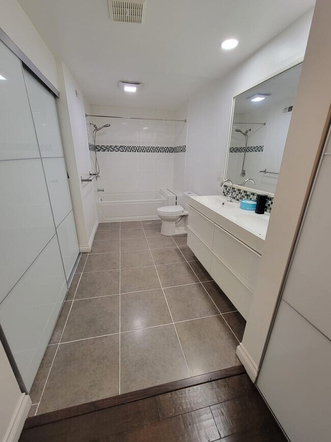 Building Photo - 5313 Sevilla Ct
