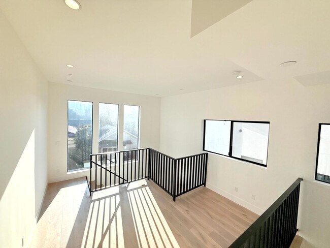 Building Photo - Beautiful Modern Luxury 4 Story Townhome - 4 bed - 3.5 bath with Rooftop Deck in Silver Lake