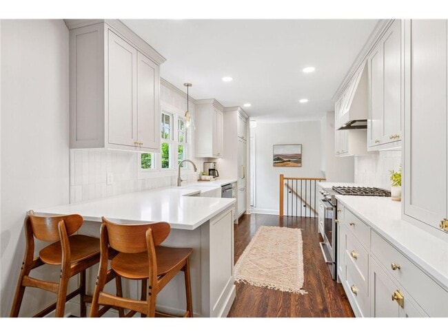 Building Photo - 5041 W 56th St