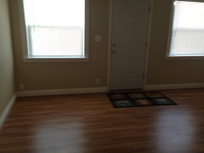 Building Photo - 935 Hayes N Ave