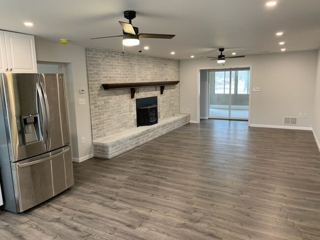 Building Photo - 190 Lake Shore Dr