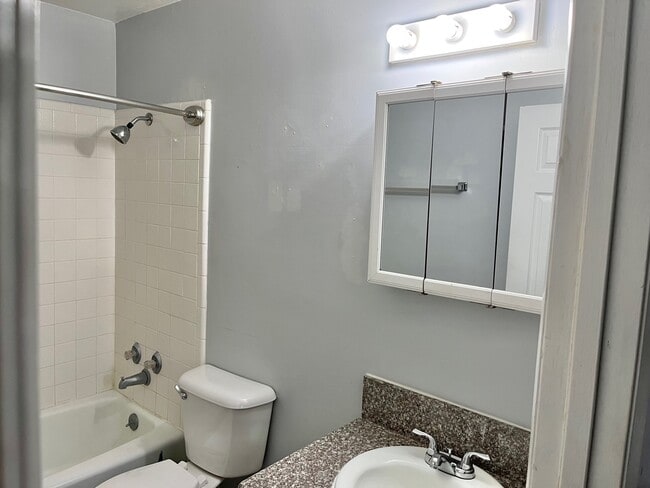 Building Photo - 326 W 4 Plex