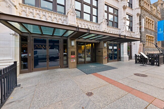 Building Photo - Fully Furnished Designer Loft with Parking & Monument Views!