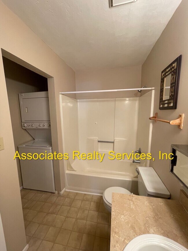 Building Photo - End Unit in Bellamy Forge!