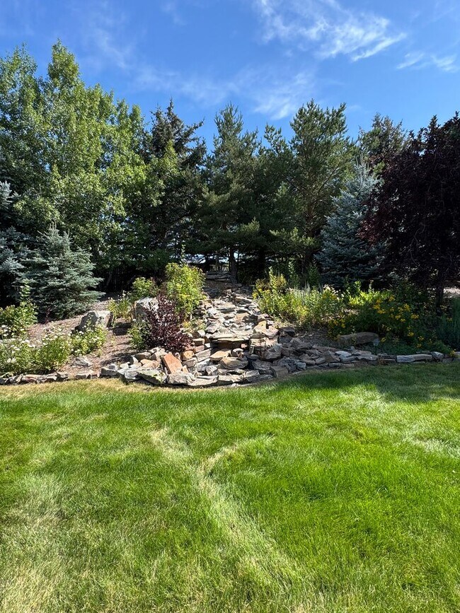 Building Photo - Spacious and Private 5-Bedroom Home for Re...