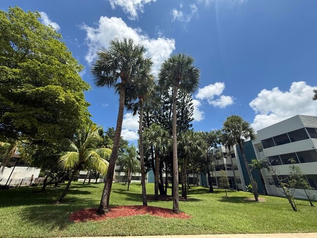 Building Photo - 5155 E Sabal Palm Blvd