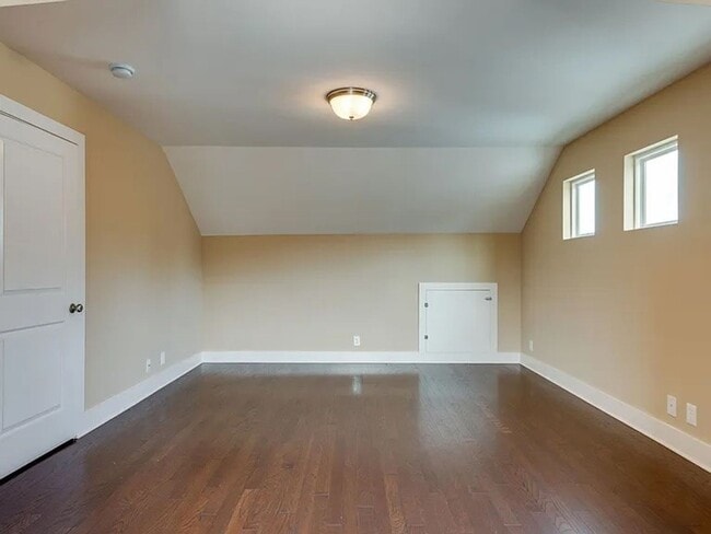Building Photo - 3 Bed 2.5 Bath Luxury Townhome