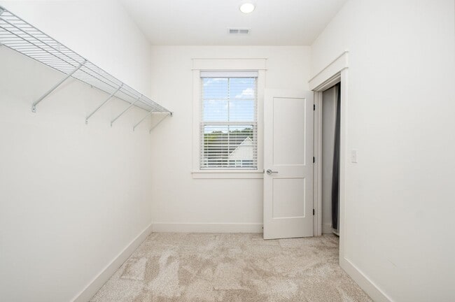 Building Photo - Stunning 4 Bedroom Home in Carothers Cross...