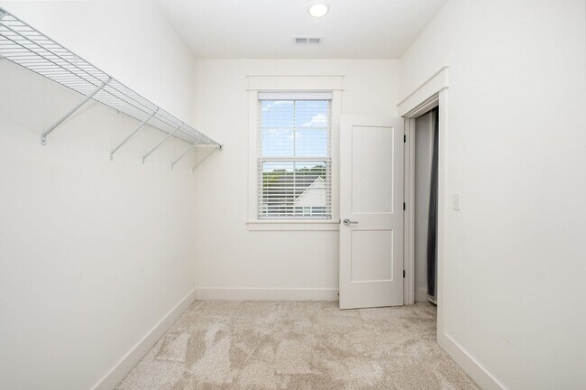 Building Photo - Stunning 4 Bedroom Home in Carothers Crossing!