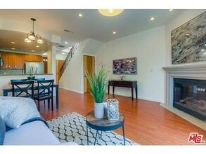 Building Photo - Beautifully Updated Condo in NoHO