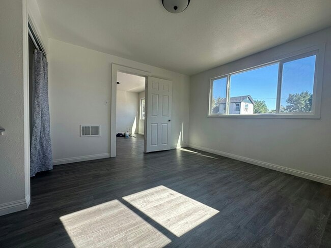 Building Photo - 827 16th St