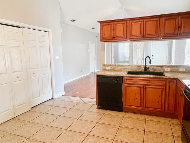 Building Photo - 916 Saddle Creek Run