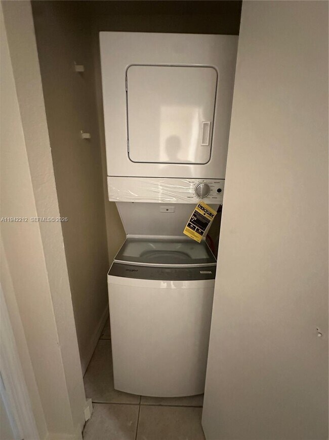 Building Photo - 1239 NE 127th St